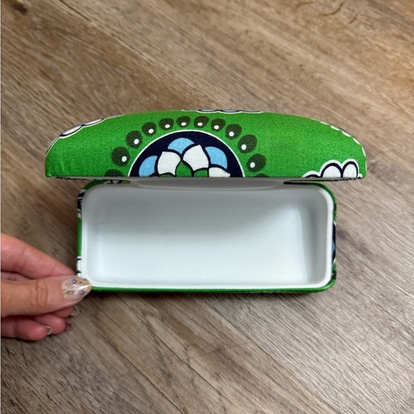 Vera Bradley • Cupcake Green Clamshell Sunglass Case - Picture 2 of 6